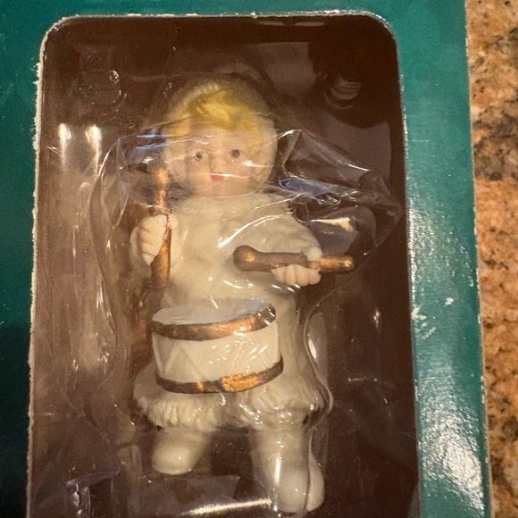 Grandeur Noel Angel Figurine Set - White and Gold